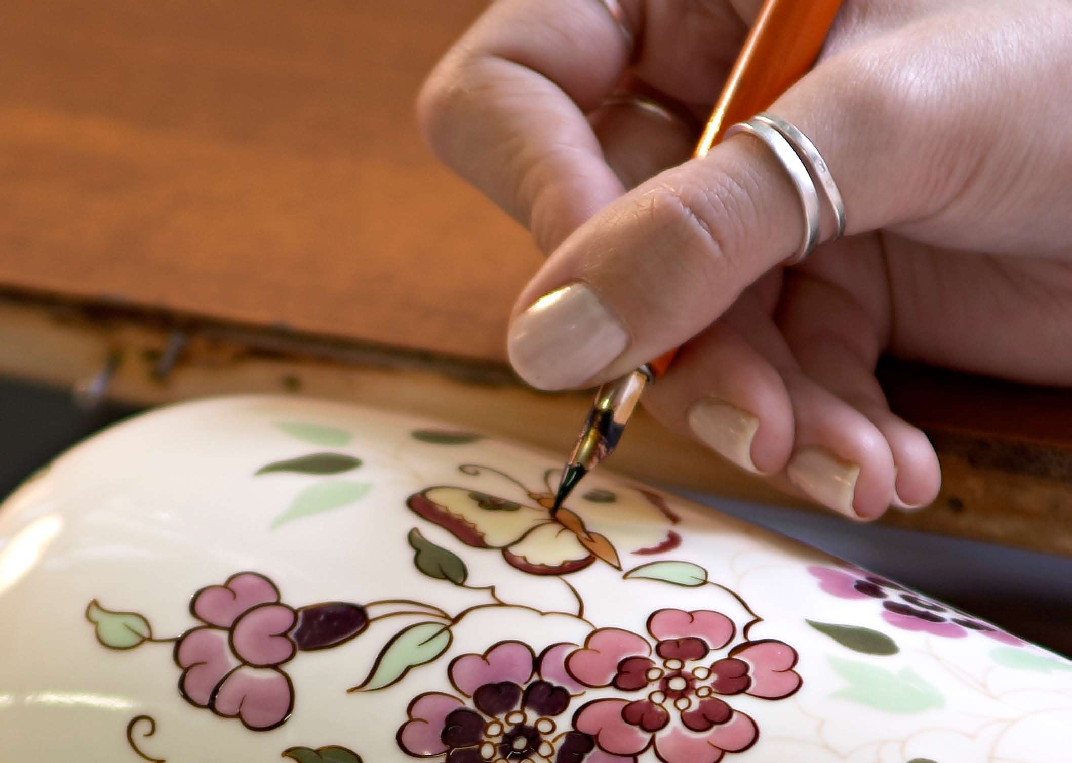 ZSOLNAY Porcelain Jellegzetesen elefántcsont alapszínű porcelán dísztárgyak és az asztali kultúra csodálatos kellékei készülnek ezzel az egyedi, magas hőfokon égő, plasztikus dekorálási technikával.