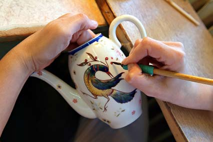 Ennek az új máztechnikának jellegzetessége a motívumok plasztikussága is, amelyet a porcelán mázba kevert színezőanyagok hoznak létre.