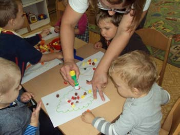 alapellátásként napközbeni ellátást nyújt a gyermekek számára.