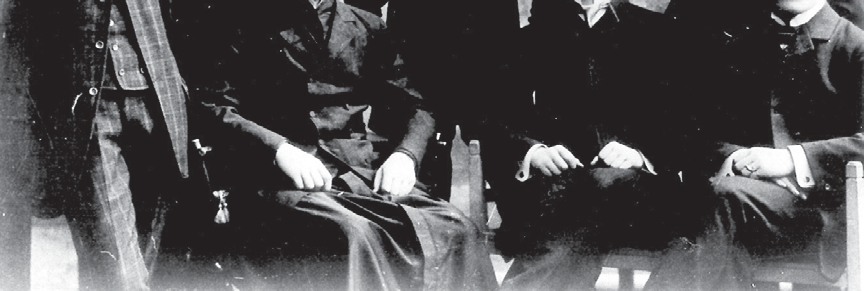Négy polgári iskolát Vaszoján végzett, majd a Hódmez vásárhelyi F gimnáziumba járt, ahol 1903-ban tett érettségi vizsgát.