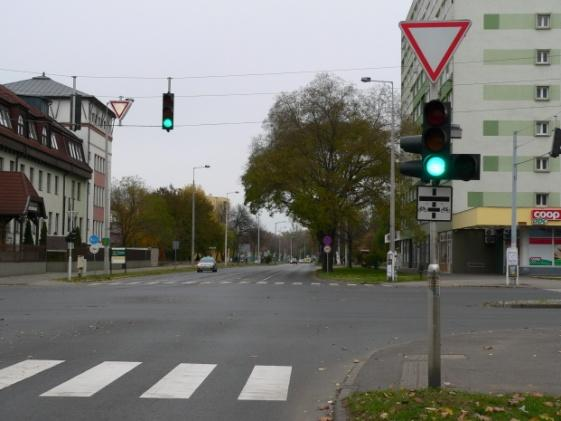 A kanyarodási szabályait is be kell tartani Megjegyzés: a fenti telezöldet 2016-ban