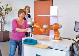 HARTING utilizează braţe robot programate interactiv şi inovativ cu comandă forţă, pe care le folosesc pentru a efectua sarcini.