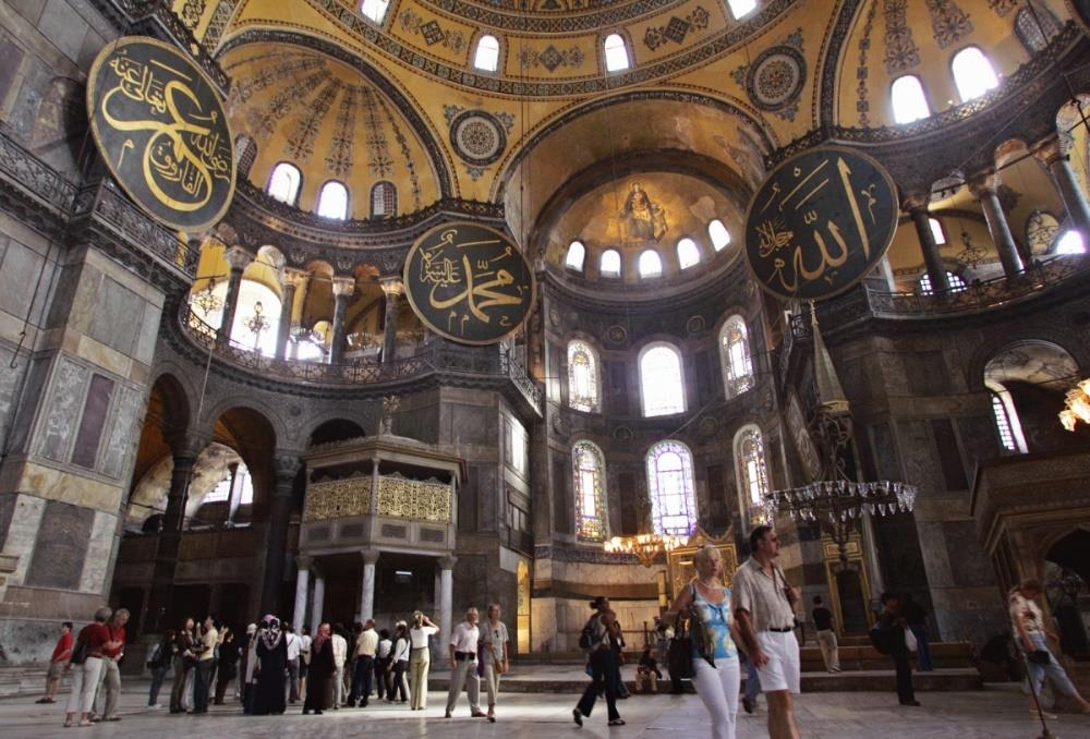 Hagia Sophia napjainkban A bizánci építészet nyugat felé is kihatással volt, legfőképp Itália északi részére. Hasonlóan templomokat építettek a VI. század idején (pl.