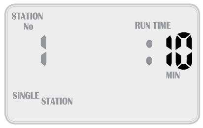 1 öntözési zóna indítása 1.Fordítsa a tekerőkapcsolót a RUN SINGLE STATION/SYSTEM TEST pozícióba. Alaphelyzetben az 1. zóna és 10 perc öntözési idő látható. 2.Ha az 1.