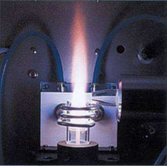 Ionizált argon plazma hevíti fel az elporlasztott mintát 7000 K környékére A változó elektromos térben