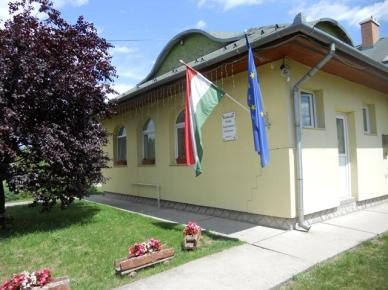 2015-ben a Központi Óvodában 8 óvodapedagógus (1 óvodavezető), 1 pedagógiai asszisztens, 4 dajka, 1 óvodatitkár dolgozik.