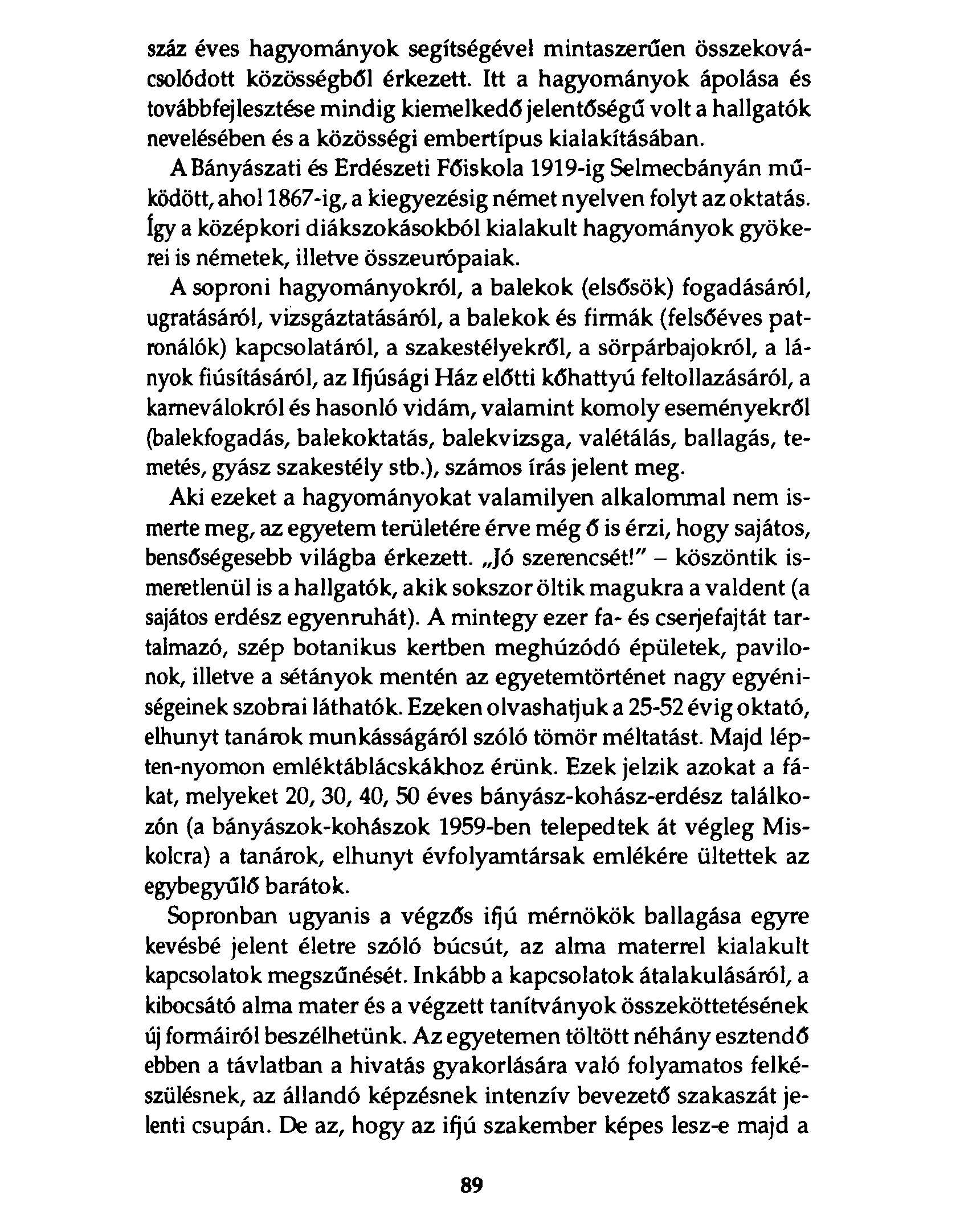 száz éves hagyományok segítségével mintaszerűen összekovácsolódott közösségből érkezett.