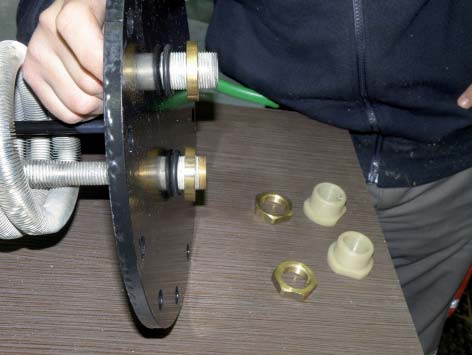 szilárd pontokon) a hőcserélő csatlakoztatása előtt, hogy elkerülhető legyen a mechanikus sérülés a cső dilatáció hatása által!