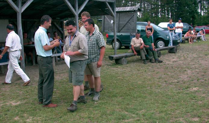 Csontos István Koronglövô Emlékverseny Az Alföldi Erdõkért Egyesület ismét megrendezte a hagyományos Csontos István Koronglövõ Emlékversenyt, amely 1998 óta immár a nyolcadik verseny volt.