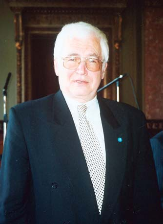 Dr. Tardy János természetvédelmi munkásságának elismeréséül Magyar Örökség Díjat kapott A természetvédelem vezetõjeként 1990- ben Tardy egy nagy múltú, de igen nehéz helyzetben lévõ ágazatot vett át.