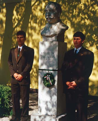 Ötven éve Szegeden Kiss Ferenc szobra az iskolaudvaron Hihetetlen, de mégis igaz. Ötven éve költözött Szegedre az erdészeti oktatás.