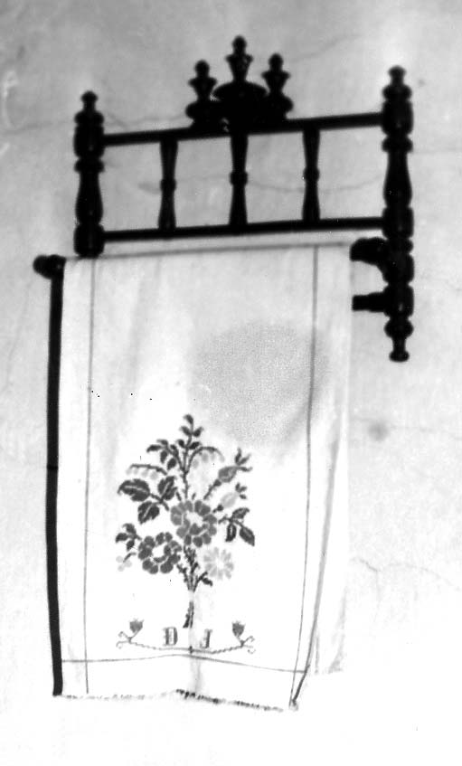 kendõtartóval s az 1900 körül hímzett dísztörülközõvel.