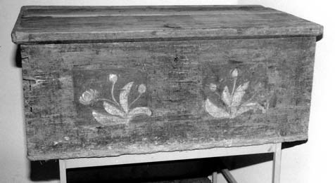kép: A padláson talált eddig ismeretlen tulipánosláda. Lelt. sz.: 88.1.13. L. foto: 1390.