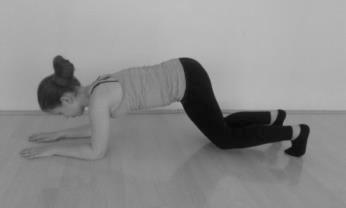 Examining the strength of thigh flexor muscles: Leaning against the wall, hip and knee flexion to 90 with steady
