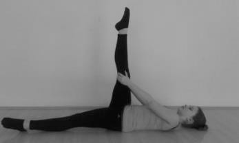 Examining the extensibility of thigh muscle group: Lying on the back, right lower limb straight laying on the ground, left lower limb 90 flexion posture at the hip, 80 knee flexion, than during the