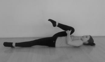 Examining the extensibility of hip extensor muscle group: Lying on the back, right lower limb straight on the ground, entire flexion of the left hip and knee, the other leg staying onthe ground.