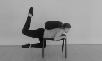 Examining the extensibility of chest muscles: Lying on the left side, the hip and knee joint of the left leg in flexion, right palm is on the left knee.
