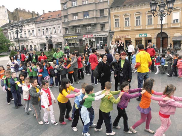 Акцију су подржала и деца из Предшколске установе "Радосно детињство" из Новог Сада. Према нашим проценама било је присутно око 500 учесника.