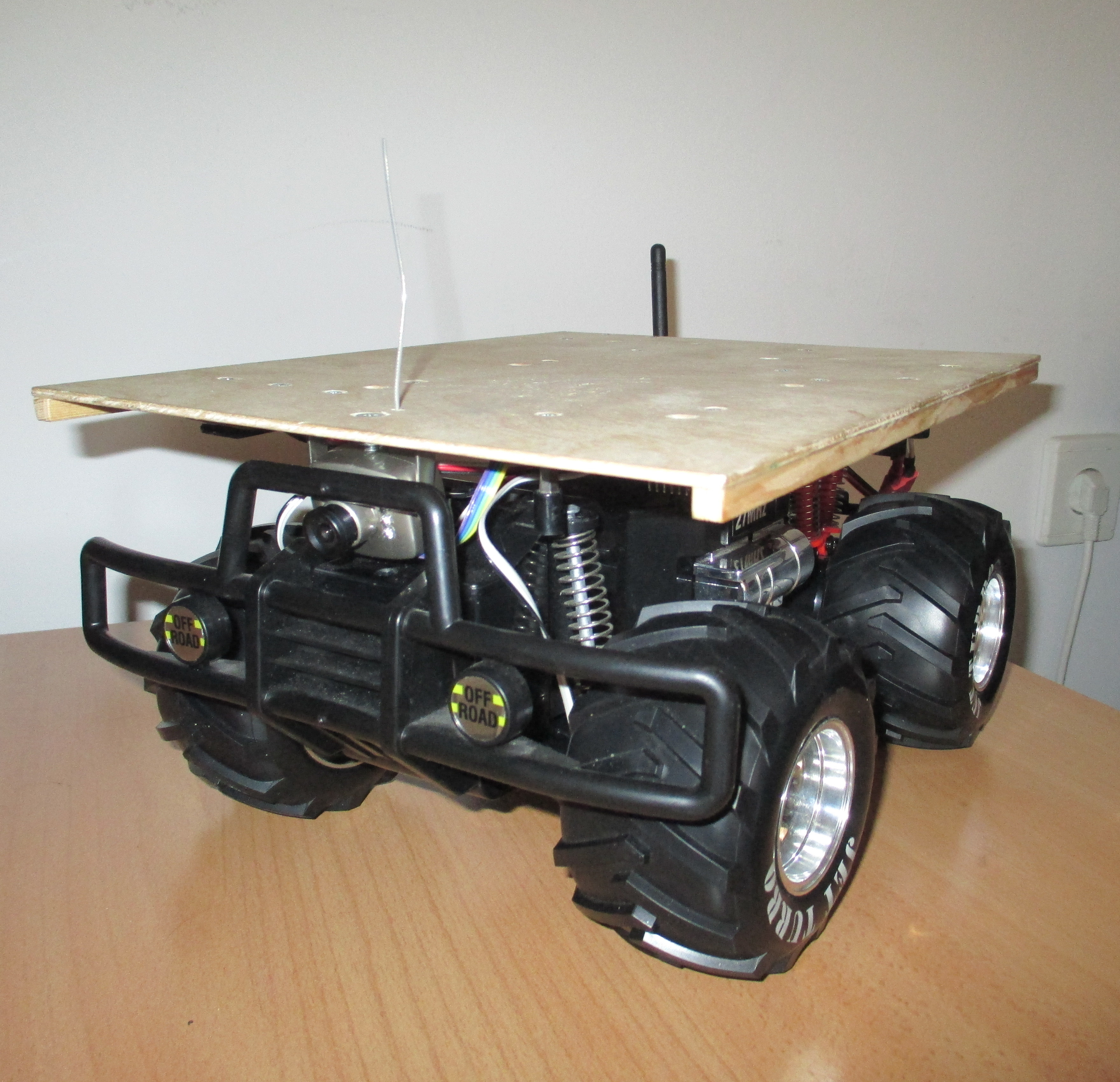 (a) A modellautó (b) A modellautó és repülő 1.1. ábra. Az autó egy nagyobb projekt keretében készül, amelyben mozgó leszállóplatformként fog szolgálni egy hasonló méretű UAV számára.