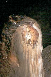 kép). Az európai barlangok cseppkő visszaoldási folyamatainak kutatása során a horvátországi Grasacs környékén találtunk olyan barlangot, amelyben a szivárgó vizek elsavasodása miatt a cseppkövek