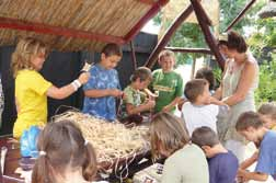 În aceste ateliere, doamnele interesate au ocazia de a participa la muncile efectuate de femei