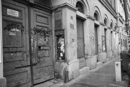 A homlokzat részleges bontás elôtti állapota (amely megegyezik az 1935-ös állapottal) - a még szükséges bontások és megerôsítés után - rekonstruálható, melyhez korabeli fotók nyújtanak segítséget.