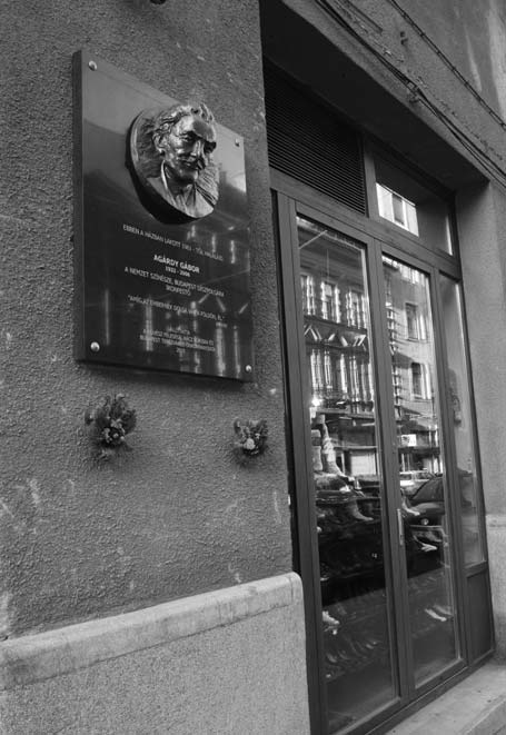Elhaladunk a sztriptízbárok, kocsmák és gyrospultok elôtt, megmutatod a Király Színház nyomait, az Izabella sarkán az Aranyfotel kárpitost, meg a Szenteltvíz üzletet, ahol búvárfelszerelést árulnak.