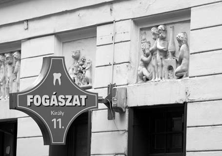 Hát, hogy mennyit kell egyeseknek turkálni, az egészen meglepô, különben csak nem élne meg ennyi ilyen üzlet! Olvastad-e valaha kisfiadnak az elcserélt cégérek meséjét Andersentôl?