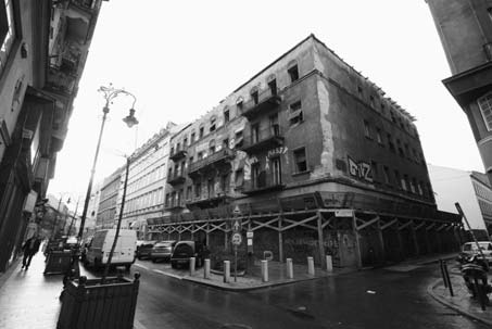 A Kisdiófa utca sarkán egy csemege üzlet, jaj de jó, mutatod a régi csemegekosaras cégtáblát. Észre sem vettem, és jólesik látni, hát még amikor belépünk, és tiszta és tele kiváló minôségû áruval!