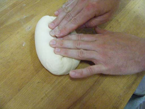 A felgömbölyített tésztát először ellapítjuk majd egyszeres vagy kétszeres hajtogatással alakítjuk ki a végleges formát.