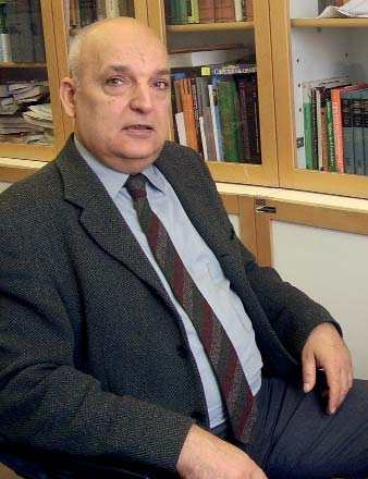 VEGYIPAR ÉS KÉMIATUDOMÁNY Elmélet és gyakorlat Beszélgetés Fogarasi Géza kvantumkémikussal Fogarasi Géza az ELTE Kémiai Intézetének emeritus professzora.
