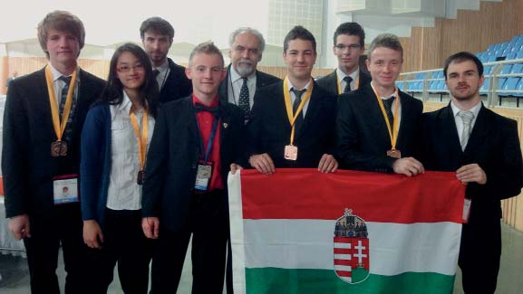 A HÓNAP HÍREI A csapat (balról jobbra): Pápai Gábor, Luu Hoang Kim Ngan, Gyertyán Attila (tanár, hátul), Stenczel Tamás Károly, Villányi Attila (tanár, hátul), Pusztai Árpád, Gémes Antal (hátul),