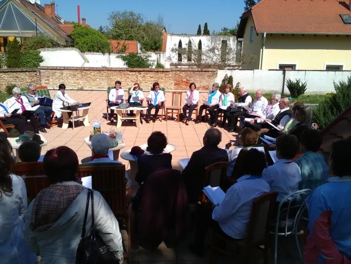 Mivel az időjárás kedvező volt, a nap kicsalogatott bennünket az udvarra és a szabad ég és az árnyas fák