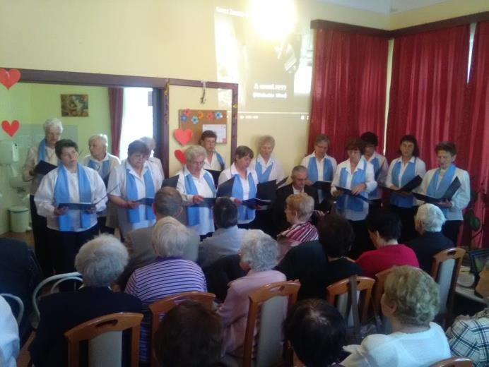 A szebbnél szebb dallamok a szomszéd házban élőket is kicsalta az erkélyre.