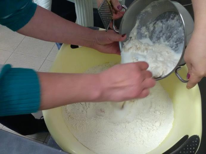 kürtöskalácsot egyen, amely szabd ég alatt
