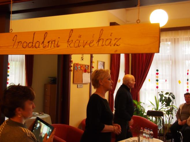 Irodalmi Kávéház Az Irodalmi Kávéház foglakozásai havi egy alkalommal - az adott hónapban született vagy elhunyt