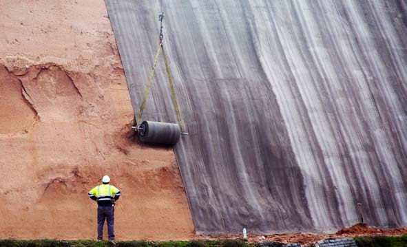 A Concrete Canvas cementkeverékkel töltött kompozit geoszintetikus szőnyeg forradalmian új építőipari termékcsalád.