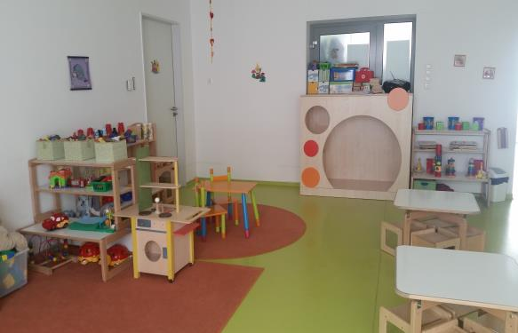 A bölcsőde szakmai létszáma: 1 fő kisgyermeknevelő (bölcsődei szakgondozó, szakvizsgázott szociálpedagógus, tereptanár) kisgyermeknevelők 20 + 2 fő (100 %-ban szakképzettek, 3 fő főiskola