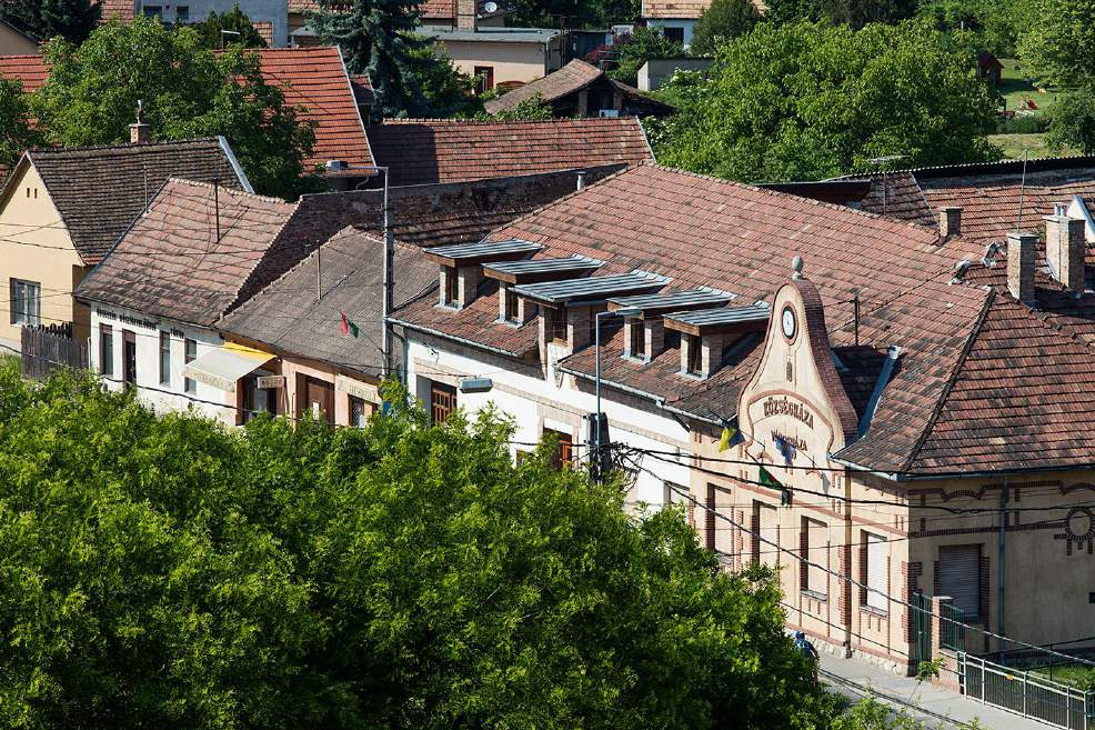 A Magos-domb alatt álló Szent Gábriel arkangyal Szerb ortodox templom 1752- ben épült, az első, Szent György tiszteletére emelt, fából készült szerb templom helyett.