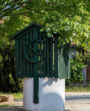 Tapintás a tégla sima érdessége, a bütykök megfoghatósága, a