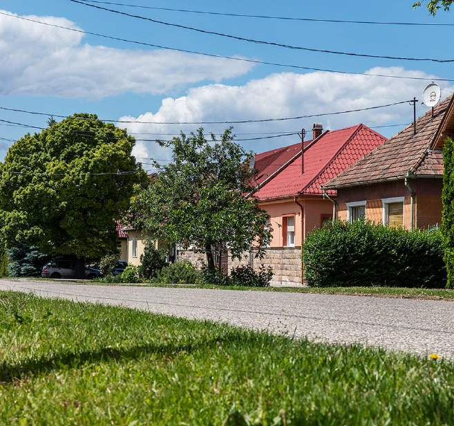 szegélykövek alkalmazásával) szintén jelentős javulást eredményezhet. Fontos odafigyelnünk a folyamatosan átalakuló településszélek rendezésére.