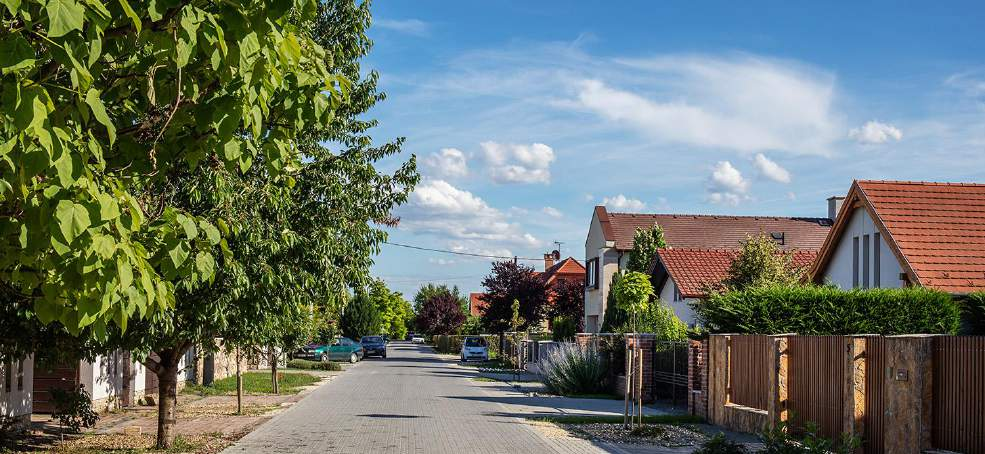 Az átalakuló, új településrészen nem alakultak ki közterek, közparkok, közkertek.