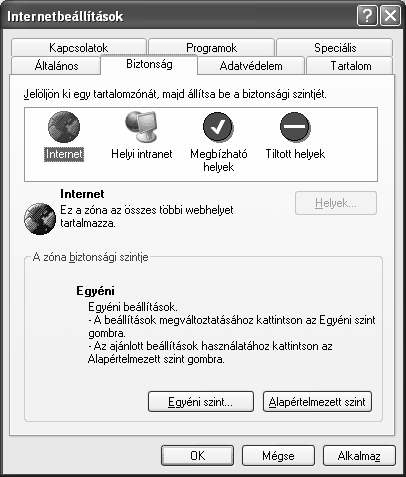 Információ és kommunikáció BIZTONSÁGI BEÁLLÍTÁSOK Az Internet Explorerben lehetőségünk van különféle beállításokkal böngészőprogramunk biztonsági szintjét szabályozni.