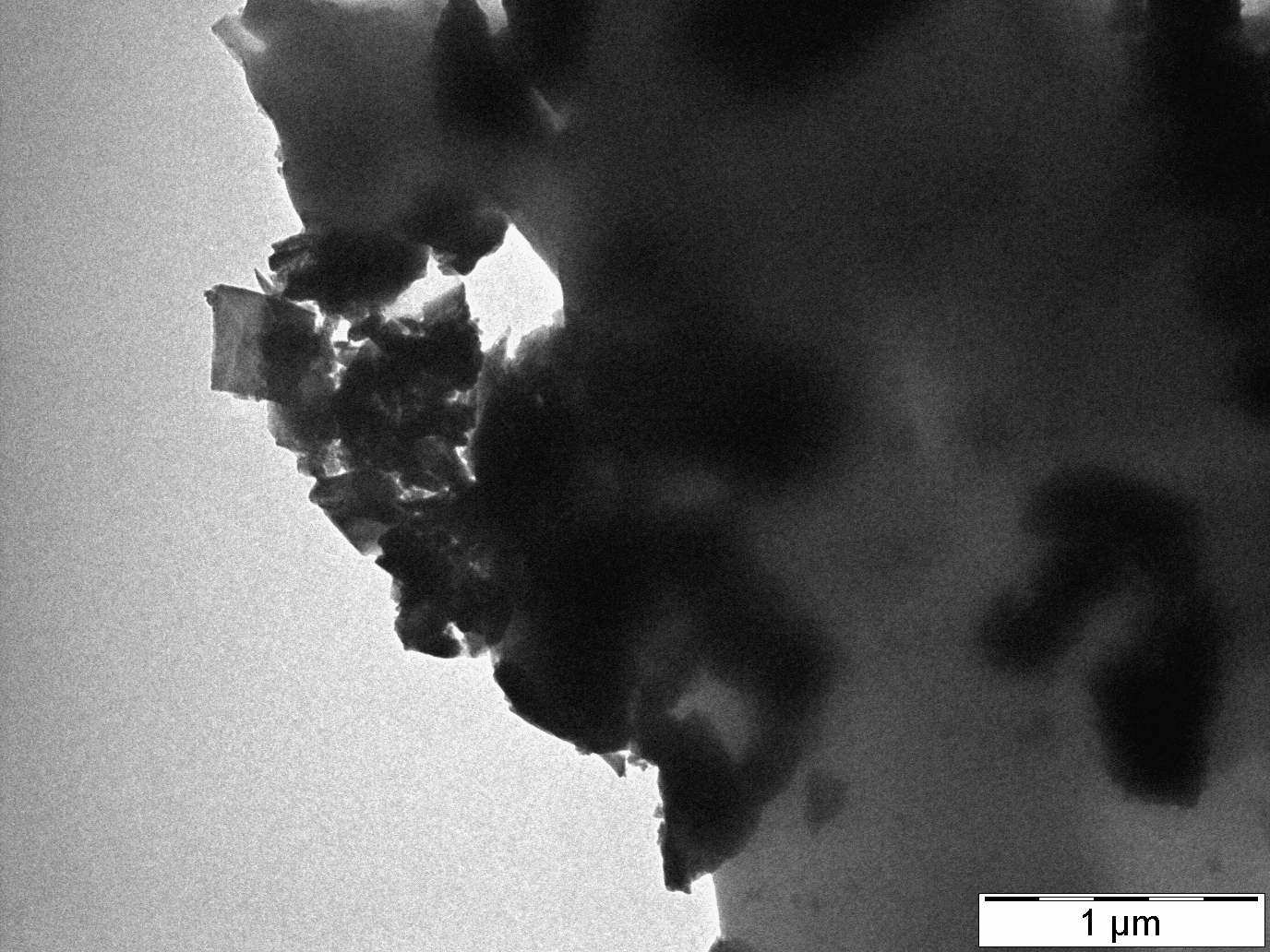 37. ábra: A réztartalmú nanorészecskéket tartalmazó P2k-25-Cu PVIm-l-PTHF mintáról készült nagyfelbontású TEM felvétel.