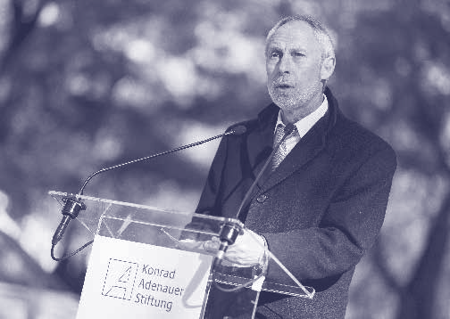 Először rövid áttekintetést adott az 1876-ban született Adenauer személyes pályafutásáról, aki Schmidt szerint közel egy évszázadon át tartó életében megélte nemzete példátlan sikereit és bukásait is.