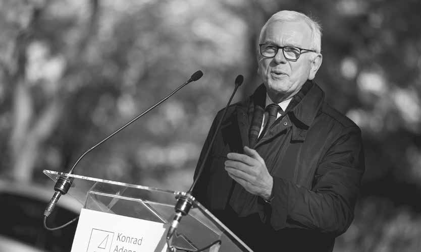 Tallai megjegyezte: az Adenauer előtti tisztelgés ötletét kezdettől fogva támogatta Orbán Viktor miniszterelnök. A mellszobrot Juha Richárd alkotta, aki szintén részt vett az avató ceremónián. Dr.