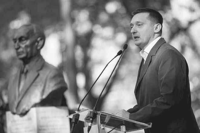 6 Ezen a helyen, Konrad Adenauer mellszobra mellett e budapesti parkban olyan történelmi erő érződik, mely mindannyiunknak inspirációt ad. És ez kell vezessen minket utunkon a jövő felé mondta Dr.