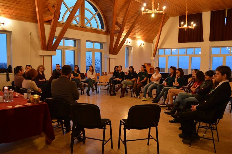 hogy ki-ki hogyan tölti az ünnepi időszakot a munkahelyén, mi az, amit az adventből be tudnak az emberek vinni szolgálatukba, mi az, ami csak a család intimitásában kerül megélésre, illetve, mi az,