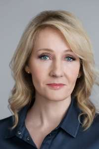 Egy alapszöveg kétféle módon: standard : Joanne Jo Rowling OBE (born 31July 1965) is a British author who wrote the Harry Potter books. She only uses the name J.