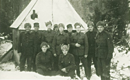 Finn zsidók a zsinagóga előtt A különleges német-finn kapcsolatok talán legszebb példáját Skurnik esete mutatja. A katonaorvos olyan helyen látott el szolgálatot, ahol ezrede, az 53.